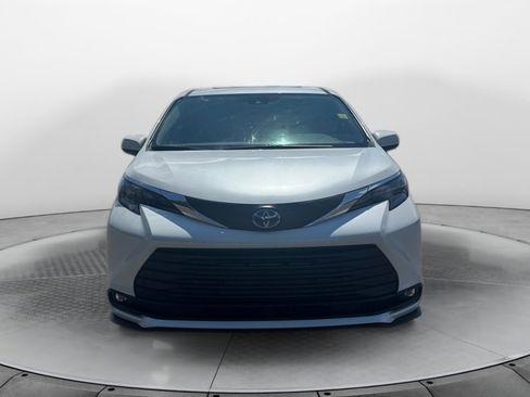 Used 2025 Toyota Sienna XLE FWD image 2