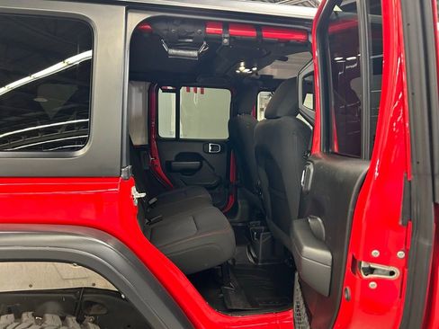 Used 2023 Jeep Wrangler Unlimited Rubicon AWD/4WD image 12
