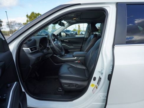 Used 2024 Toyota Highlander LE image 14