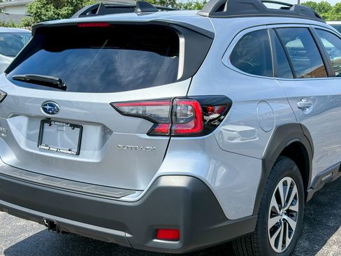 Used 2025 Subaru Outback Premium AWD/4WD image 17