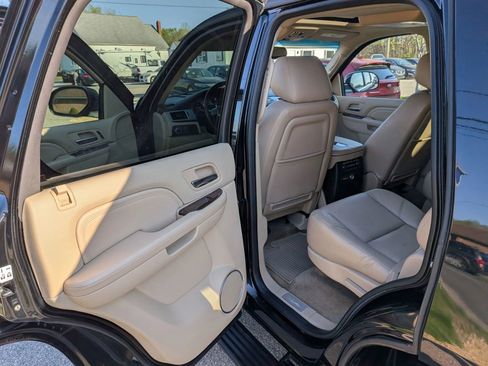 Used 2011 Cadillac Escalade Premium image 24