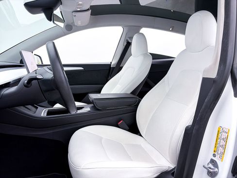 Used 2023 Tesla Model Y Performance image 18