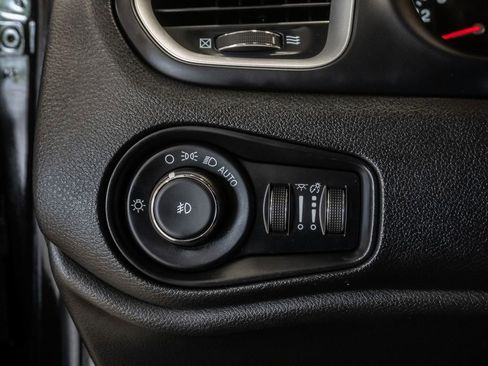 Used 2020 Jeep Renegade Latitude FWD image 12