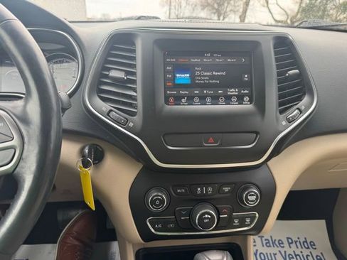 Used 2019 Jeep Cherokee Latitude w/ Cold Weather Group image 20