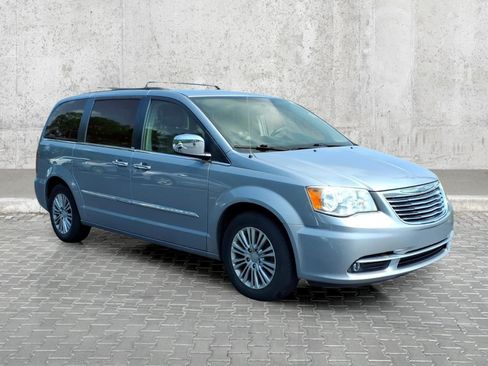 Used 2013 Chrysler Town & Country Touring-L w/ Driver Convenience Group FWD image 2