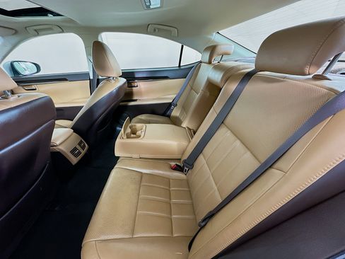 Used 2016 Lexus ES 350 w/ Luxury Package w/Wood Trim image 30