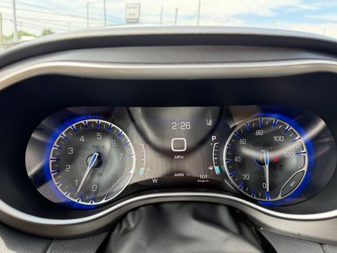 Used 2023 Chrysler Pacifica Touring-L FWD image 14
