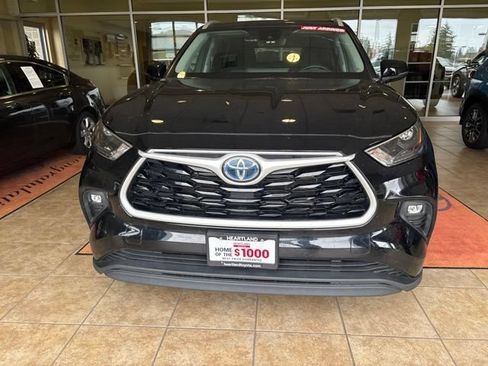 Used 2023 Toyota Highlander XLE AWD/4WD image 2