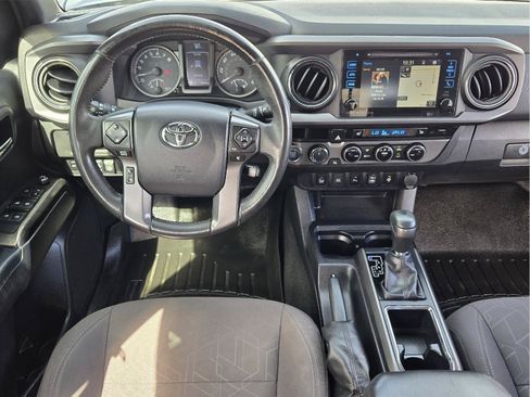 Used 2017 Toyota Tacoma TRD Off-Road w/ Premium & Technology Package AWD/4WD image 25