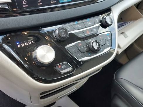 Certified 2024 Chrysler Pacifica Touring-L image 17