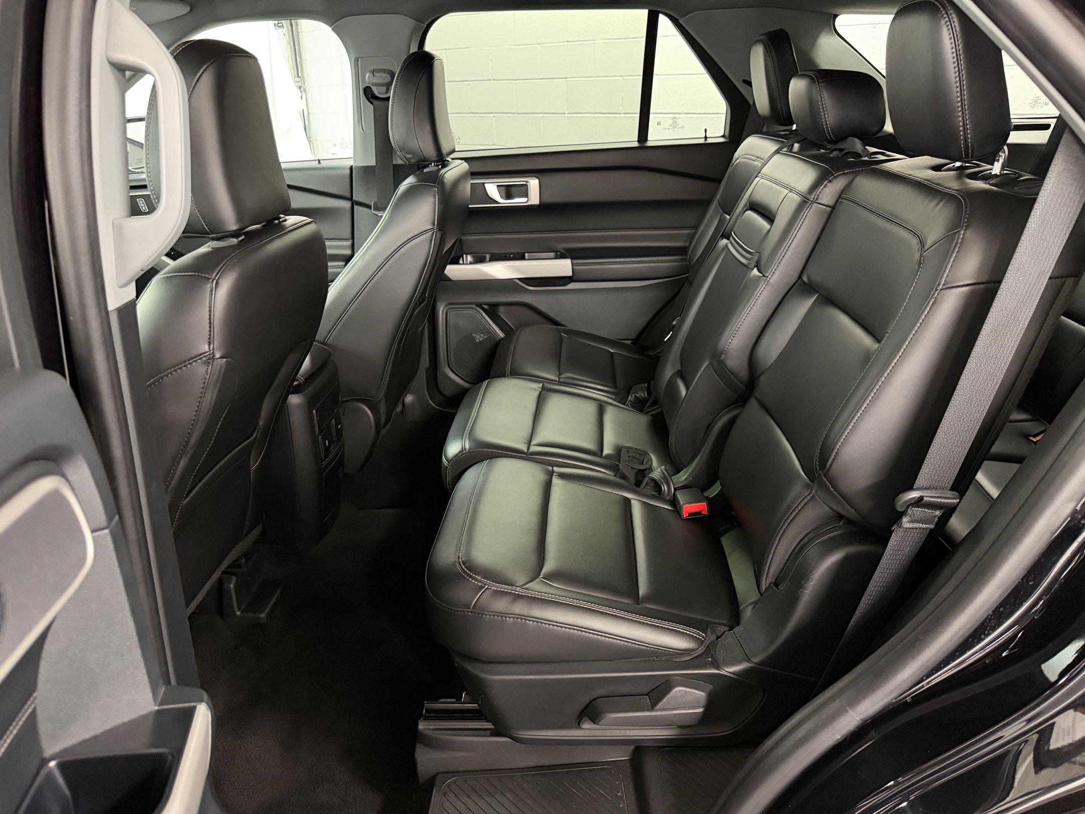 Used 2024 Ford Explorer XLT w/ Equipment Group 202A RWD image 22