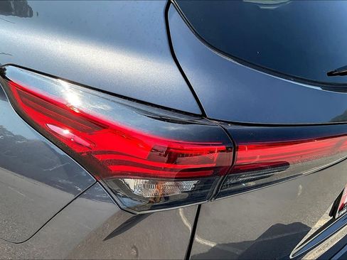 Used 2021 Toyota Highlander L FWD image 28