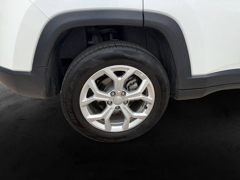 Used 2024 Jeep Compass Latitude AWD/4WD image 11