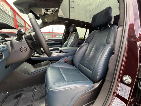 Used 2025 Cadillac Escalade IQ Luxury 2 w/ LPO, Premium Carpet Package AWD/4WD image 17