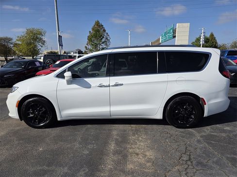 Used 2021 Chrysler Pacifica Touring-L image 7