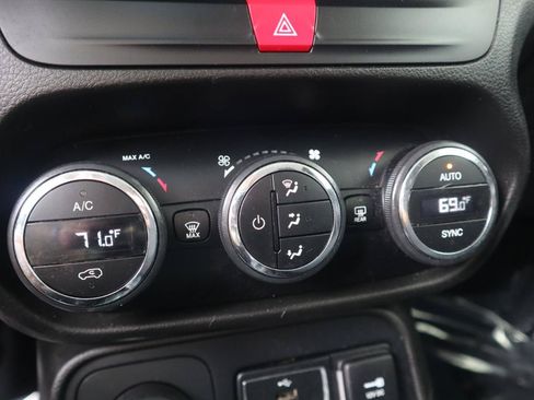 Used 2017 Jeep Renegade Altitude AWD/4WD image 75
