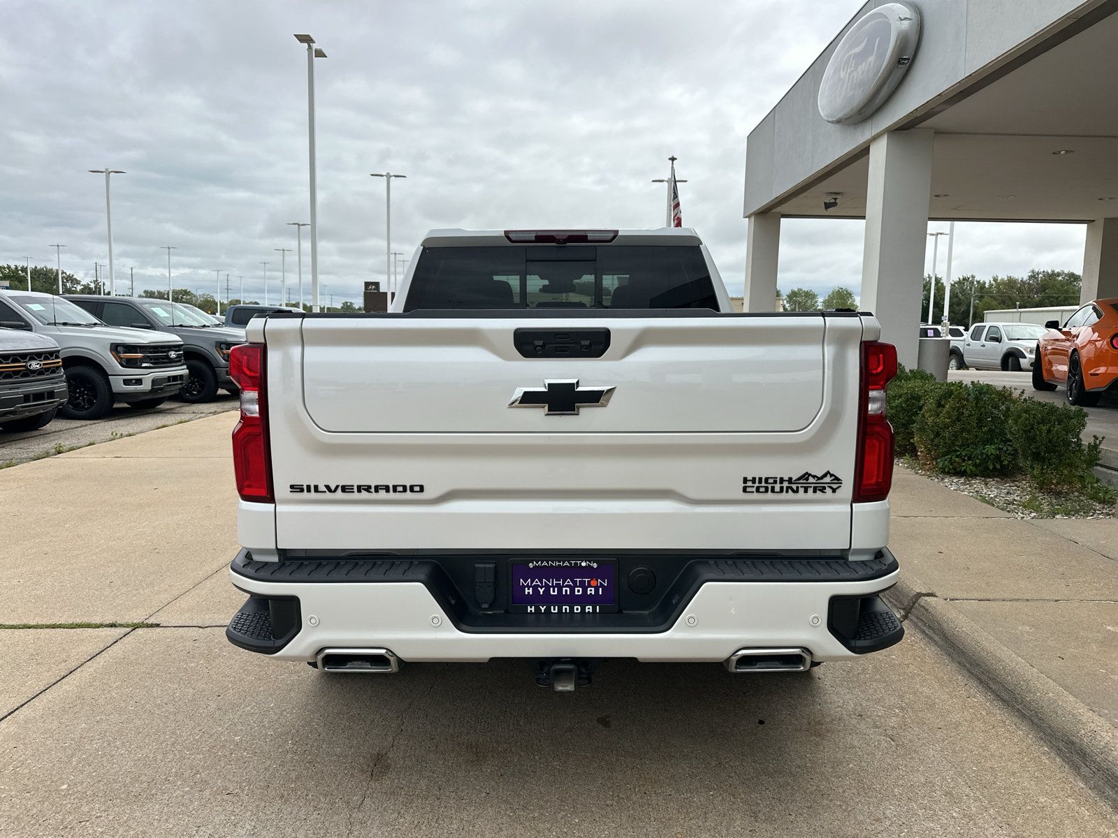 Used 2022 Chevrolet Silverado 1500 High Country w/ High Country Premium Package AWD/4WD image 17