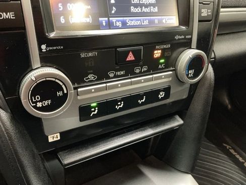 Used 2014 Toyota Camry SE image 23