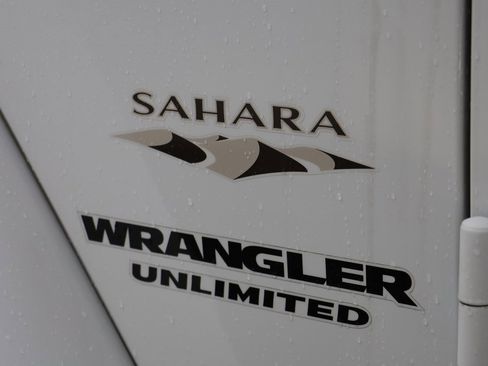 Used 2017 Jeep Wrangler Unlimited Sahara w/ Connectivity Group image 4