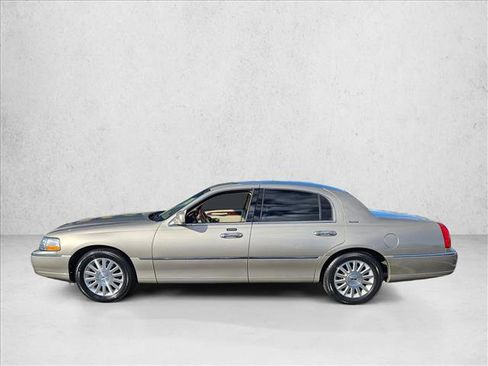 Used 2003 Lincoln Town Car Signature image 8