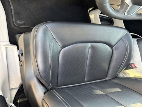 Used 2024 Chrysler Pacifica Touring-L image 9