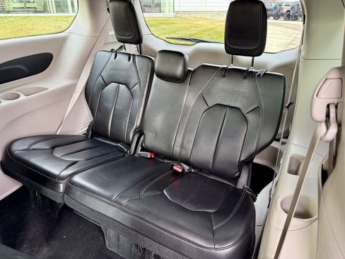 Used 2024 Chrysler Pacifica Select image 11