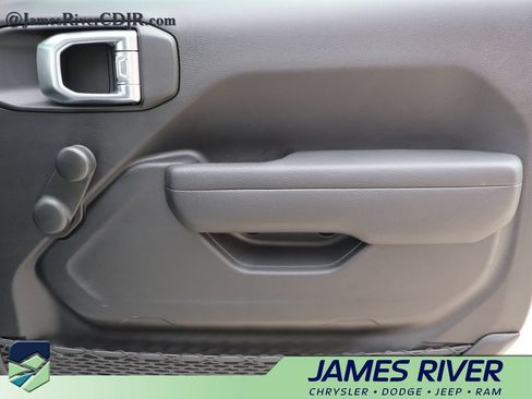 Used 2024 Jeep Gladiator Sport AWD/4WD image 8