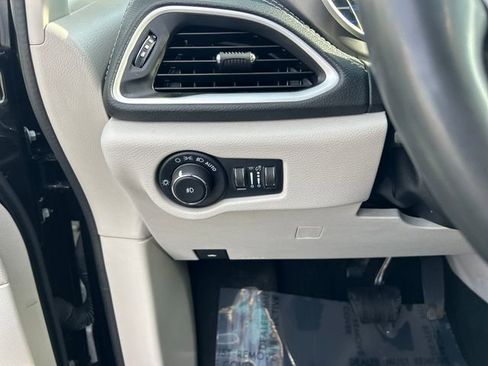 Used 2022 Chrysler Pacifica Touring-L image 29