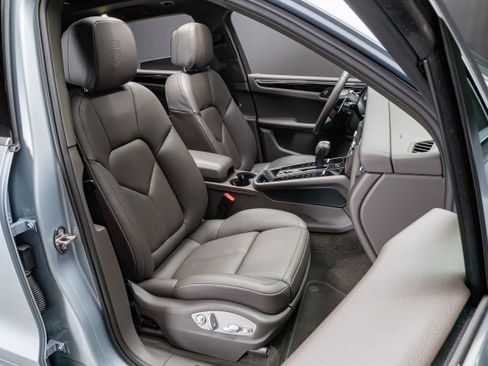 Certified 2025 Porsche Macan AWD/4WD image 28