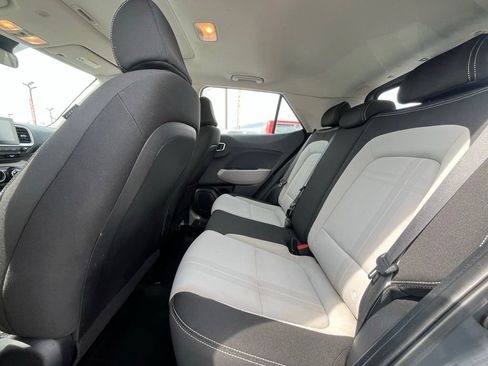 Used 2023 Hyundai Venue SEL FWD image 16