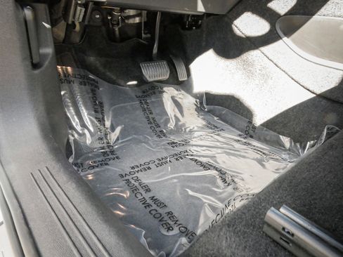 Used 2025 Volvo XC40 B5 Core image 17