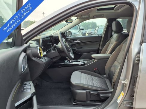 Used 2024 Chevrolet Trax LT w/ Sunroof Package FWD image 19