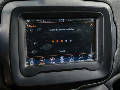 Used 2018 Jeep Renegade Latitude FWD image 30