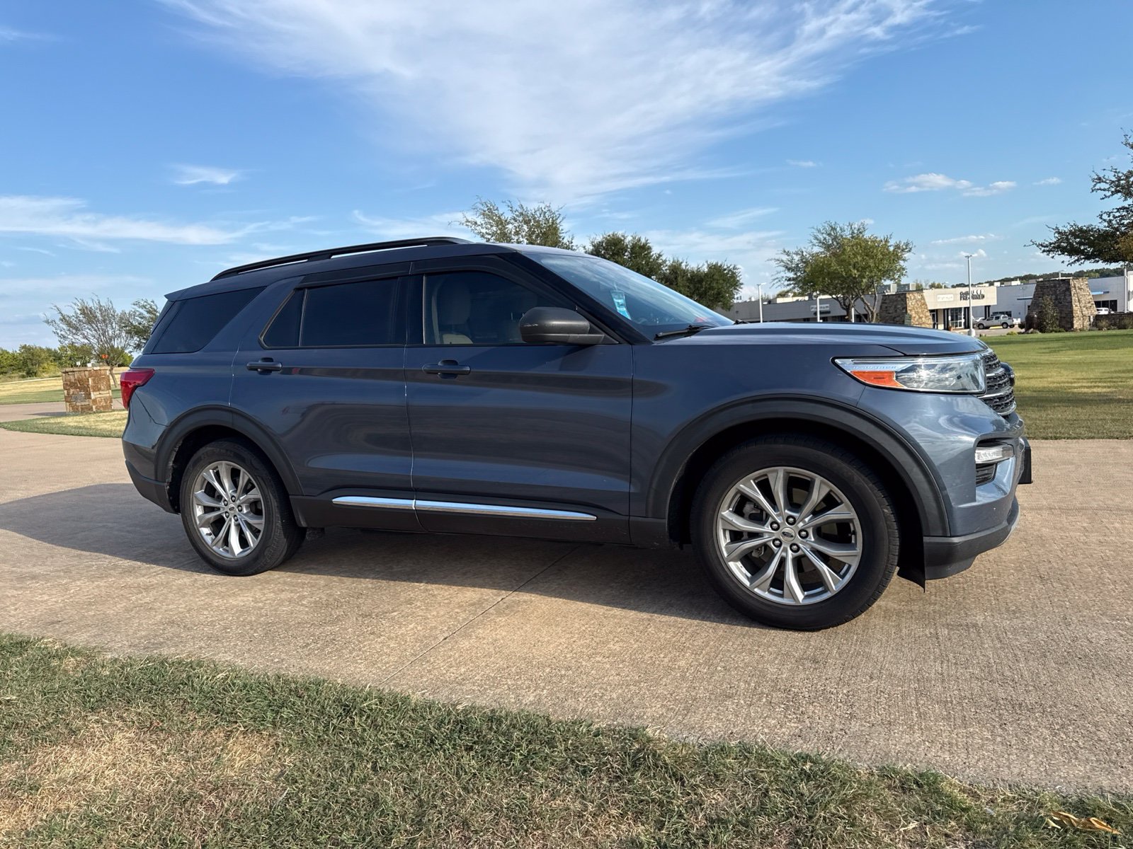 Used 2021 Ford Explorer XLT w/ Equipment Group 202A RWD image 2