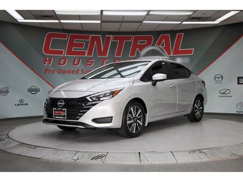 Used 2025 Nissan Versa SV w/ Trunk Package image 2