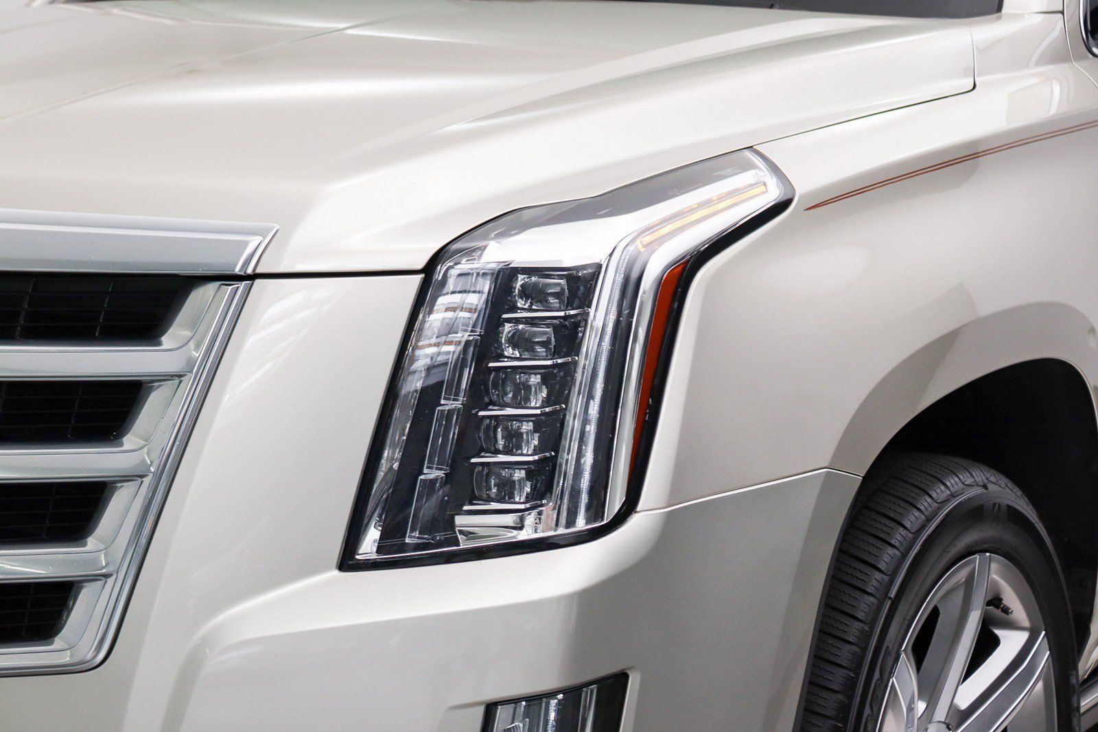 Used 2017 Cadillac Escalade Premium Luxury AWD/4WD image 17
