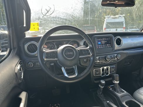 Used 2020 Jeep Gladiator Overland w/ Trailer Tow Package image 25