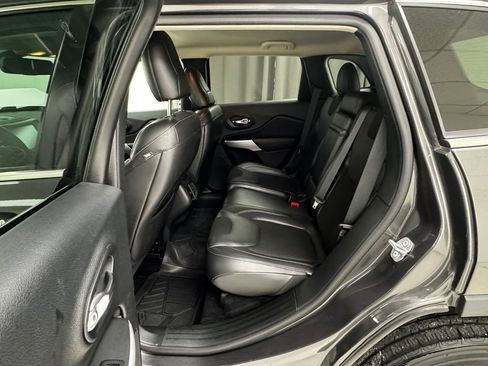 Used 2018 Jeep Cherokee Latitude Plus image 12