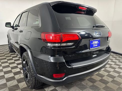 Used 2018 Jeep Grand Cherokee Laredo AWD/4WD image 4