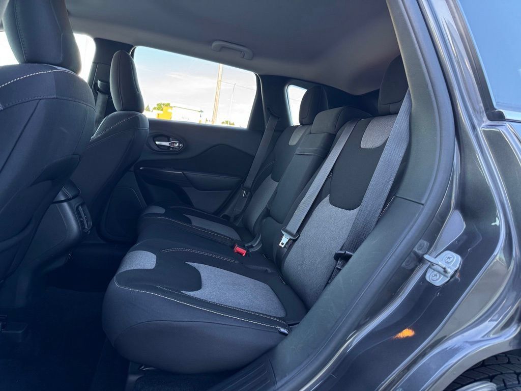 Used 2014 Jeep Cherokee Latitude w/ Comfort/Convenience Group AWD/4WD image 10