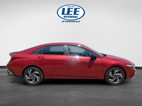 Used 2025 Hyundai Elantra Sport image 2