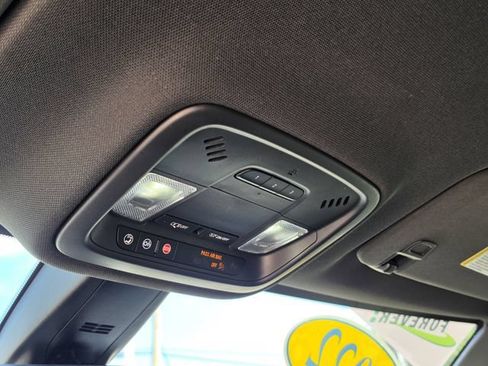 Used 2022 Chevrolet Traverse LT FWD image 29