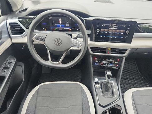 Used 2025 Volkswagen Taos SE FWD image 11