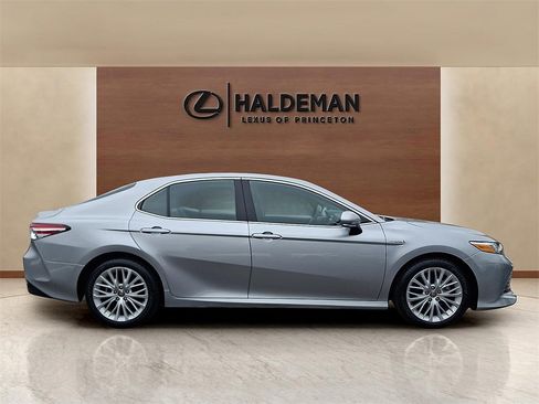 Used 2020 Toyota Camry XLE w/ Sunroof Package image 7