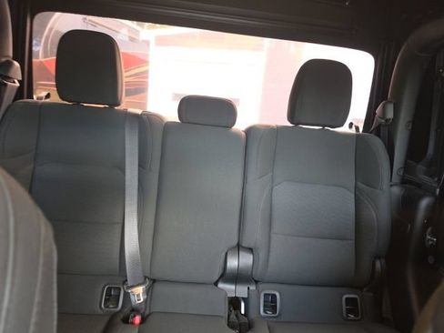 Used 2020 Jeep Gladiator Overland AWD/4WD image 16