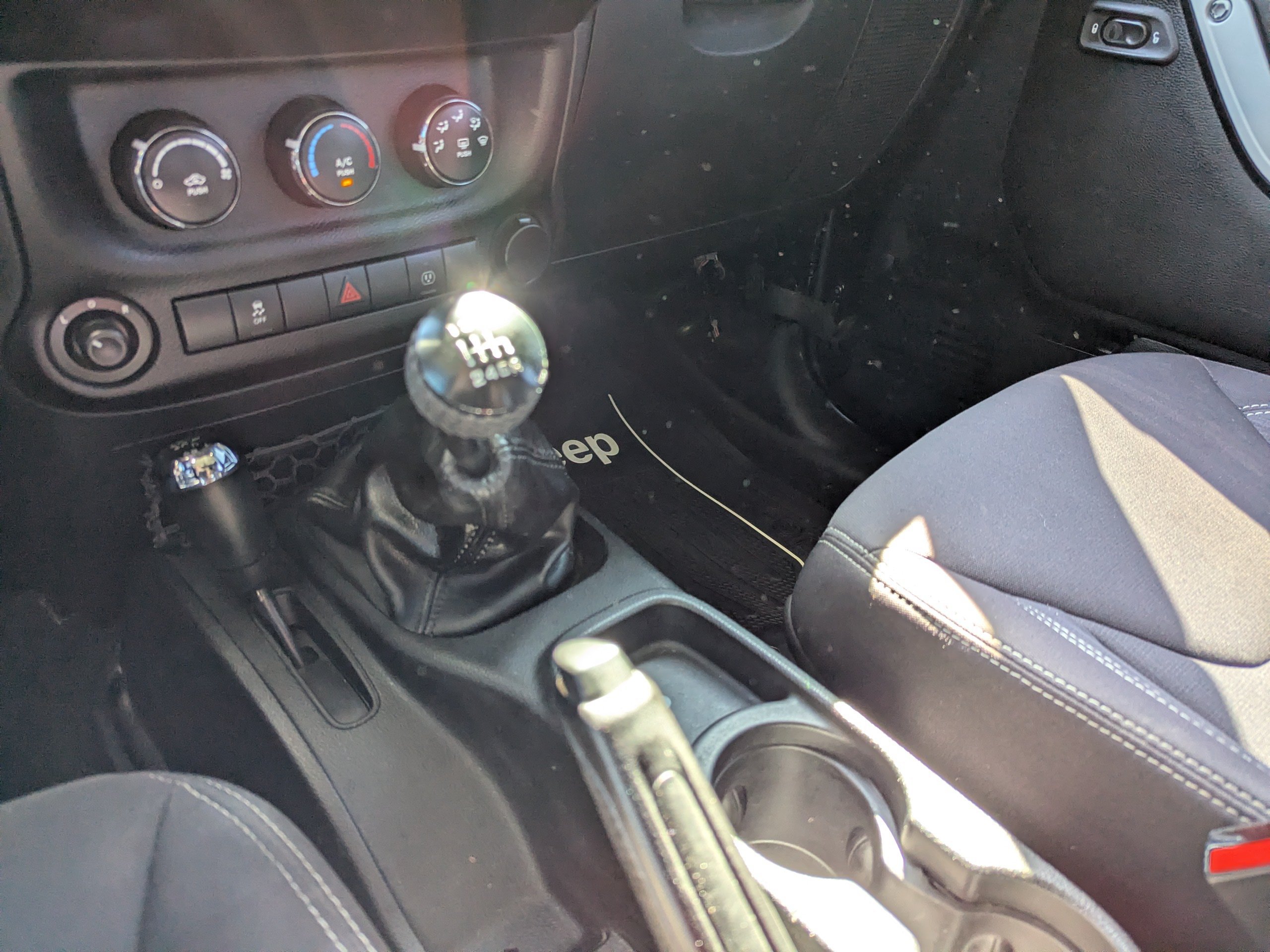 Used 2013 Jeep Wrangler Unlimited Sahara w/ Connectivity Group AWD/4WD image 22