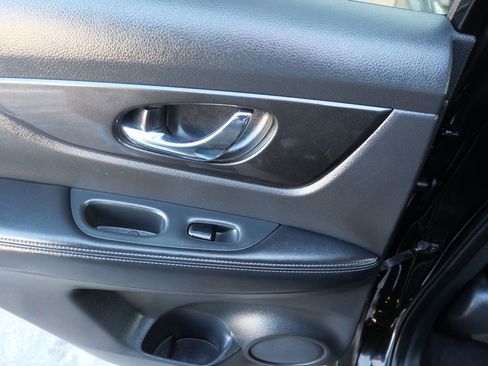 Used 2018 Nissan Rogue SV w/ Premium Package image 24