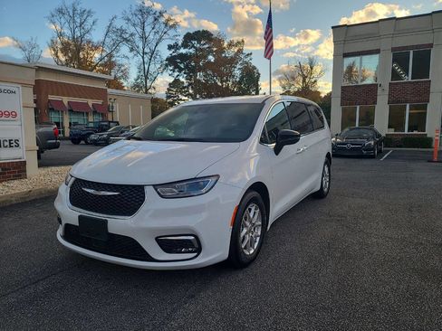 Used 2025 Chrysler Pacifica Select image 2