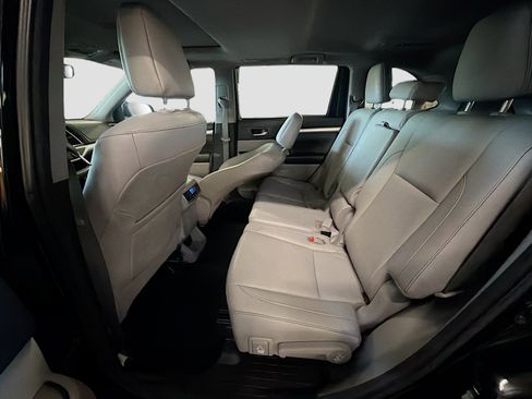 Used 2017 Toyota Highlander XLE w/ Carpet Mat Package AWD/4WD image 30