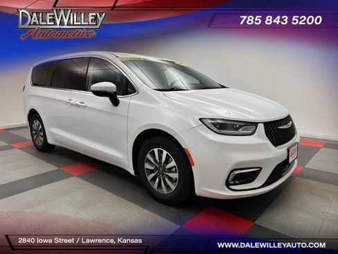 Used 2023 Chrysler Pacifica Touring-L FWD image 1